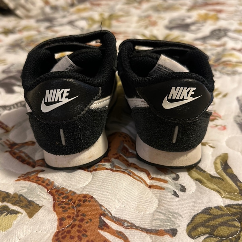 Toddler boy EUC NIKE running/playing sneakers. US size 7C